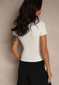 Renee - Biały Dopasowany T-shirt z Wiskozą z Dekoltem w Kształcie Litery V Follerea. Okazja: na co dzień, na spacer. Typ kołnierza: dekolt w kształcie V. Kolor: biały. Materiał: wiskoza. Styl: casual #3