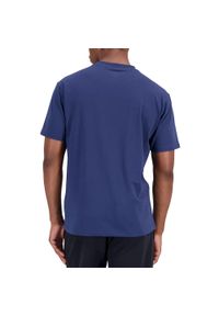 Koszulka z krótkim rękawem Męska New Balance Essentials Stacked Logo Niebieski. Kolor: niebieski, wielokolorowy, biały. Materiał: bawełna, dzianina. Długość rękawa: krótki rękaw. Długość: krótkie #1