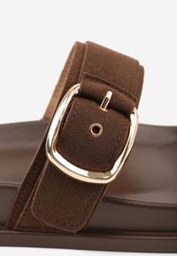 Born2be - Brązowe Płaskie Klapki z Imitacji Zamszu z Wyrazistą Klamrą Himemoni. Okazja: na co dzień. Kolor: brązowy. Materiał: zamsz. Wzór: paski, haft. Sezon: lato. Styl: boho, wakacyjny, casual #4