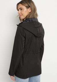 Born2be - Czarna Kurtka Parka Dwustronna z Odpinanym Kapturem Amoetta. Okazja: na co dzień. Kolor: czarny. Materiał: jeans. Wzór: gładki. Styl: casual, elegancki #7