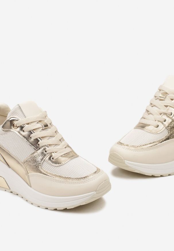 Renee - Beżowe Sneakersy na Niewysokim Koturnie z Metalicznymi Naszywkami Swerdia. Kolor: beżowy. Wzór: aplikacja. Obcas: na koturnie