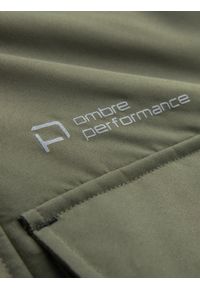 Ombre Clothing - Ocieplana długa kurtka męska z odblaskowymi elementami – oliwkowa V3 - Rozmiar: S. Typ kołnierza: kołnierzyk stójkowy, kaptur. Kolor: oliwkowy. Materiał: guma, syntetyk, poliester, materiał. Długość: długie. Wzór: aplikacja, nadruk #3