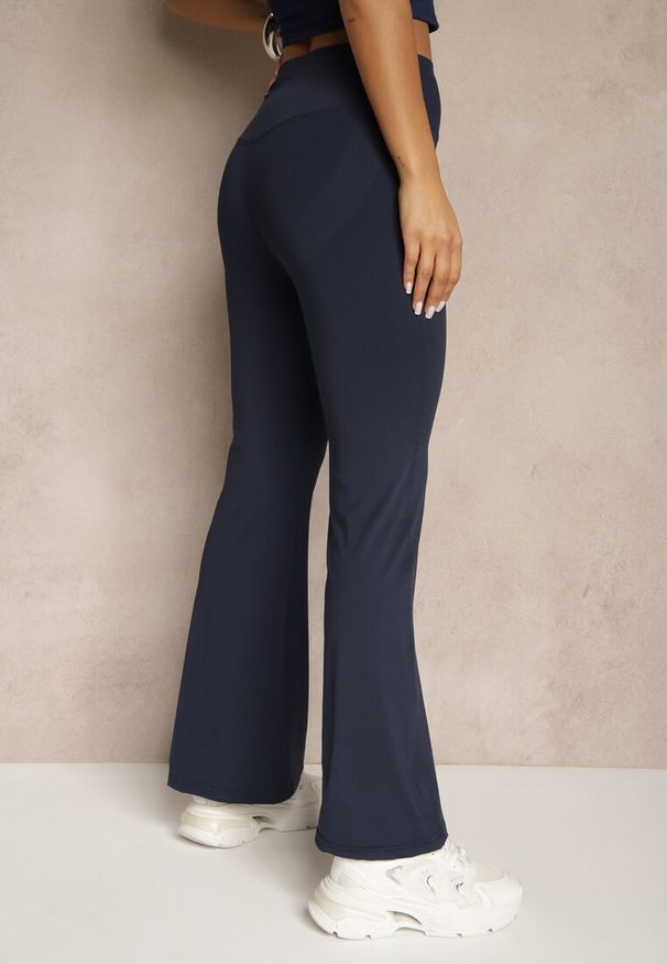 Renee - Granatowe Spodnie Dzwony Legginsy High Waist Onellin. Okazja: na co dzień, na uczelnię. Stan: podwyższony. Kolor: niebieski. Styl: retro, elegancki, casual