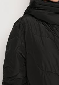 Born2be - Czarna Długa Kurtka Płaszcz z Nieodpinanym Kapturem Ozdobiona Pikowaniem Nenzova. Kolor: czarny. Długość: długie. Wzór: aplikacja. Sezon: zima #4