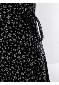 Big-Star - Sukienka damska z motywem kwiatowym kopertowa czarna Rihata 906. Kolor: czarny. Materiał: bawełna, elastan. Wzór: kwiaty. Typ sukienki: kopertowe #5