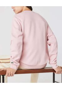 Lacoste - LACOSTE - Różowa bluza z haftowanym logo. Kolor: różowy, wielokolorowy, fioletowy. Materiał: jeans, bawełna, polar. Długość rękawa: raglanowy rękaw. Wzór: haft. Sezon: lato, wiosna. Styl: vintage #6
