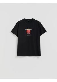 Reserved - T-shirt regular z nadrukiem - czarny. Kolor: czarny. Materiał: bawełna, dzianina. Wzór: nadruk #1