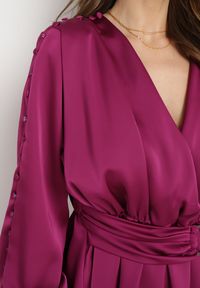 Born2be - Fuksjowa Sukienka z Gumką w Pasie z Kopertowym Dekoltem i Paskiem z Metalową Klamrą Branica. Typ kołnierza: dekolt kopertowy. Kolor: różowy. Materiał: tkanina. Wzór: aplikacja. Typ sukienki: kopertowe #4