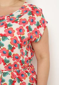 Born2be - Beżowo-Czerwona Pudełkowa Sukienka z Wiskozy Wiązana Sznurkiem w Talii Tiamadine. Okazja: na randkę, na co dzień, na spotkanie biznesowe. Kolor: beżowy. Materiał: wiskoza. Długość rękawa: krótki rękaw. Wzór: kwiaty. Styl: casual, klasyczny, biznesowy #7