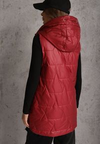 Renee - Czerwona Długa Kamizelka Pikowana z Nieodpinanym Kapturem Ozdobiona Naszywką Kasseda. Okazja: na co dzień. Kolor: czerwony. Materiał: jeans, poliester. Długość: długie. Wzór: aplikacja. Styl: casual #3