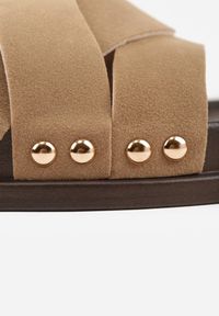 Renee - Ciemnobeżowe Klapki z Przekładanymi Paskami i Ozdobnymi Nitami Talysha. Okazja: na co dzień, na imprezę. Kolor: beżowy. Materiał: skóra, koronka. Sezon: lato. Styl: casual, elegancki #4