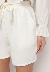 Born2be - Jasnobeżowe Bermudy Szorty z Gumką w Pasie i Materiałowym Paskiem z Wysokim Stanem Qualetta. Stan: podwyższony. Kolor: beżowy. Materiał: materiał. Sezon: lato