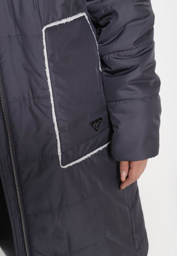 Born2be - Granatowa Pikowana Kurtka Zimowa z Kapturem i Kieszeniami z Kontrastowymi Detalami Genara. Okazja: na co dzień. Typ kołnierza: kaptur. Kolor: niebieski. Materiał: jeans. Sezon: zima. Styl: elegancki, casual