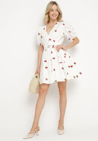 Born2be - Biała Sukienka Bawełniana z Gumką w Pasie w Wisienki Alova. Okazja: na co dzień. Kolor: biały. Materiał: bawełna. Długość rękawa: krótki rękaw. Typ sukienki: kopertowe. Styl: casual #7