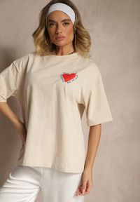 Renee - Beżowy T-shirt z Bawełny Ozdobiony Sercem Ranira. Okazja: na co dzień. Kolor: beżowy. Materiał: bawełna. Wzór: aplikacja. Styl: casual