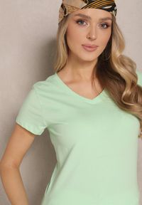 Renee - Zielony T-shirt z Bawełny Ozdobiony Trójkątnym Dekoltem Nusinora. Okazja: na co dzień. Kolor: zielony. Materiał: bawełna. Wzór: aplikacja. Styl: klasyczny, elegancki, casual #3