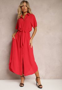Renee - Czerwona Koszulowa Sukienka z Wiskozy z Materiałowym Paskiem w Talii Gialara. Okazja: na spotkanie biznesowe, na co dzień. Typ kołnierza: dekolt w serek. Kolor: czerwony. Materiał: materiał, wiskoza. Długość rękawa: krótki rękaw. Typ sukienki: koszulowe. Styl: casual, elegancki, biznesowy #2
