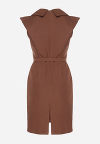 Born2be - Brązowa Dopasowana Sukienka Ozdobiona Paskiem z Klamrą Nandelli. Okazja: na spotkanie biznesowe. Typ kołnierza: dekolt w kształcie V. Kolor: brązowy. Wzór: aplikacja. Typ sukienki: dopasowane. Styl: biznesowy #7