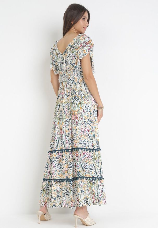 Born2be - Biało-Beżowa Rozkloszowana Sukienka Maxi z Marszczoną Gumką w Pasie i Falbanami z Wiskozy Wilsey. Typ kołnierza: kołnierz z falbankami. Kolor: biały. Materiał: wiskoza. Długość rękawa: bez rękawów. Wzór: aplikacja, kwiaty. Długość: maxi