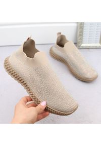S.Barski - Buty sportowe damskie wsuwane z cyrkoniami beżowe D&A TW121. Okazja: na co dzień. Zapięcie: bez zapięcia. Kolor: beżowy. Materiał: materiał. Szerokość cholewki: normalna #1