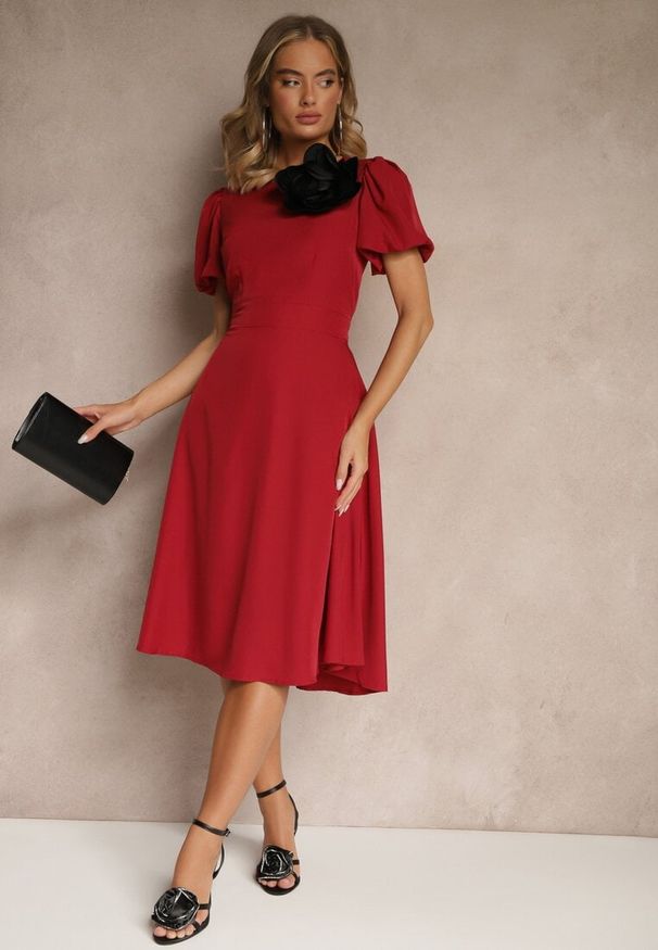 Renee - Bordowa Rozkloszowana Sukienka Vices Ozdobiona Odpinanym Kwiatem 3D Koleira. Okazja: na co dzień. Kolor: czerwony. Wzór: aplikacja, kwiaty. Styl: casual, klasyczny