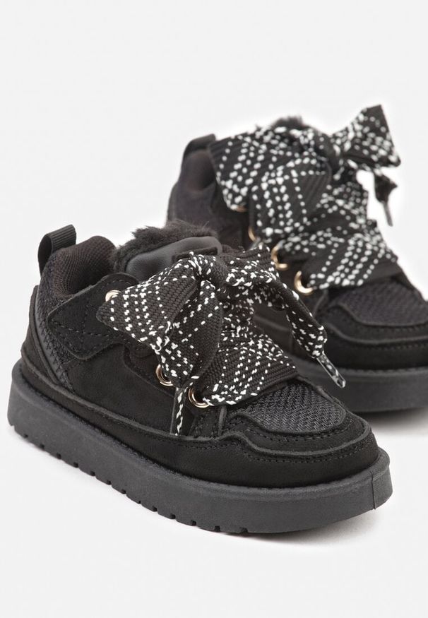 Born2be - Czarne Śniegowce Sneakersy z Ozdobnym Sznurowaniem Ocieplane Futerkiem Nalinia. Okazja: na uczelnię, na co dzień. Zapięcie: rzepy. Kolor: czarny. Materiał: futro. Styl: casual, elegancki