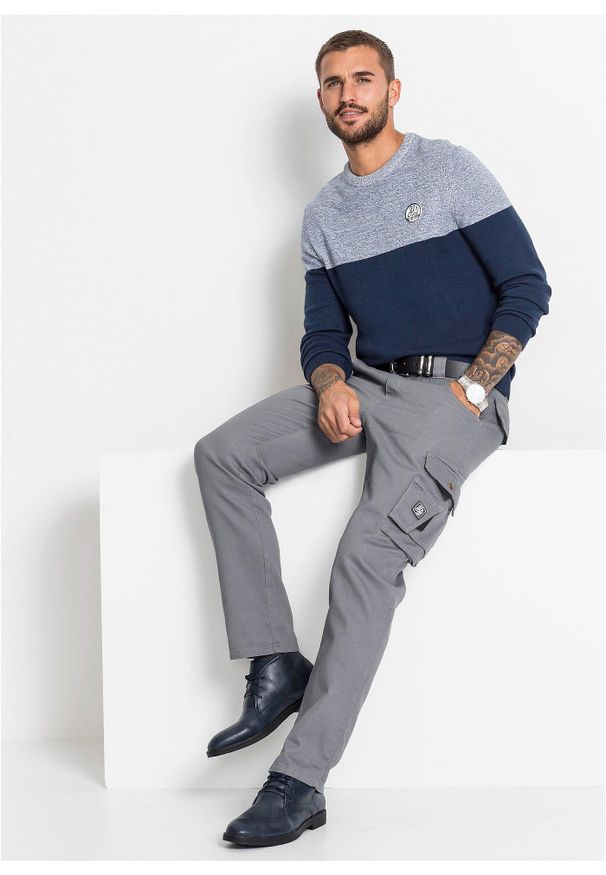 bonprix - Sweter z gładkiej dzianiny we wzór colourblocking, z bawełną. Kolor: niebieski. Materiał: dzianina, bawełna. Wzór: gładki. Styl: sportowy