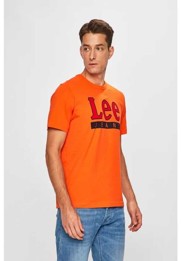 Lee - LEE JEANS LOGO TEE MĘSKI T-SHIRT KOSZULKA Z NADRUKIEM LOGO REGULAR FIT SING ORANGE L64JFEME. Materiał: jeans. Wzór: nadruk