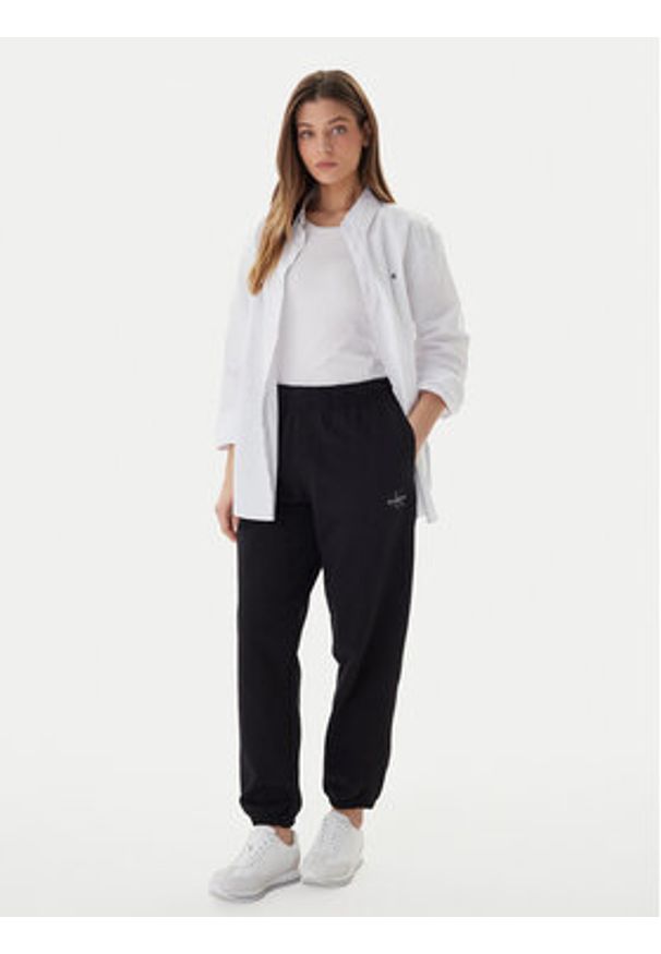 Calvin Klein Jeans Spodnie dresowe Foil Monologo LV047E826G Czarny Regular Fit. Kolor: czarny. Materiał: bawełna