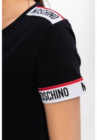 MOSCHINO Czarny t-shirt z pagonami z logo. Kolor: czarny. Materiał: prążkowany. Długość rękawa: krótki rękaw. Wzór: aplikacja #4