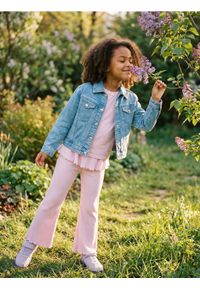 Sinsay - Prążkowane spodnie flare z ozdobną falbanką - różowy. Kolor: różowy. Materiał: prążkowany #1