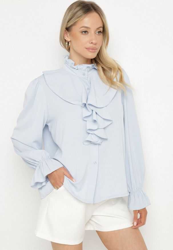 Born2be - Jasnoniebieska Koszula Ozdobiona Falbankami Jenisela. Okazja: na co dzień. Typ kołnierza: kołnierz z falbankami. Kolor: niebieski. Materiał: jeans. Wzór: aplikacja. Styl: klasyczny, casual