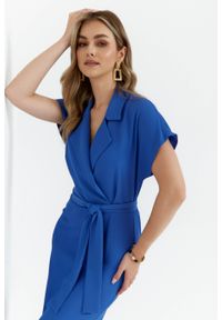 Sukienki.shop - Elegancka sukienka z kołnierzem niebieska. Okazja: na co dzień, na spotkanie biznesowe, na randkę. Kolor: niebieski. Materiał: guma, tkanina, elastan. Wzór: kolorowy. Typ sukienki: kopertowe, proste, dopasowane. Styl: elegancki. Długość: midi