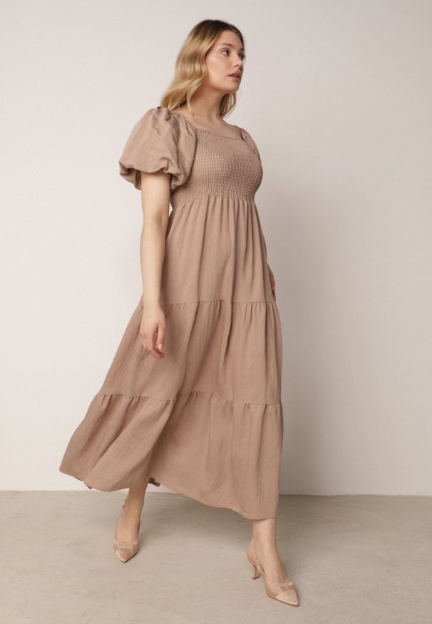 Born2be - Beżowa Wiskozowa Sukienka z Bufiastymi Rękawami i Marszczoną Górą Liones. Okazja: na co dzień. Kolor: beżowy. Materiał: wiskoza. Długość rękawa: krótki rękaw. Sezon: lato. Typ sukienki: proste. Styl: wakacyjny, casual