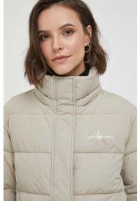 Calvin Klein Jeans kurtka damska kolor beżowy zimowa. Kolor: beżowy. Materiał: włókno. Sezon: zima #6