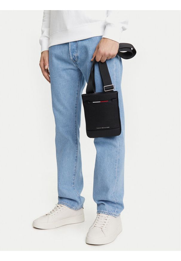TOMMY HILFIGER - Tommy Hilfiger Saszetka Th Central Mini Crossover AM0AM13487 Czarny. Kolor: czarny. Materiał: skóra