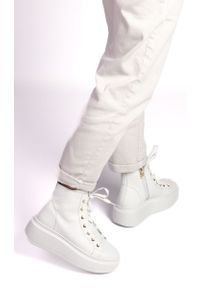 Inna - Sneakersy wysokie na platformie skórzane białe Sempre 23-396-36. Kolor: biały. Materiał: skóra. Wzór: grochy. Obcas: na platformie