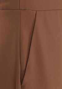 Renee - Brązowy Taliowany Kombinezon Ozdobiony Zakładkami Berinola. Okazja: na imprezę. Kolor: brązowy. Wzór: aplikacja. Styl: wizytowy, elegancki #2