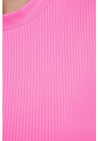 New Balance t-shirt treningowy kolor różowy. Kolor: różowy. Materiał: materiał, dzianina. Wzór: prążki