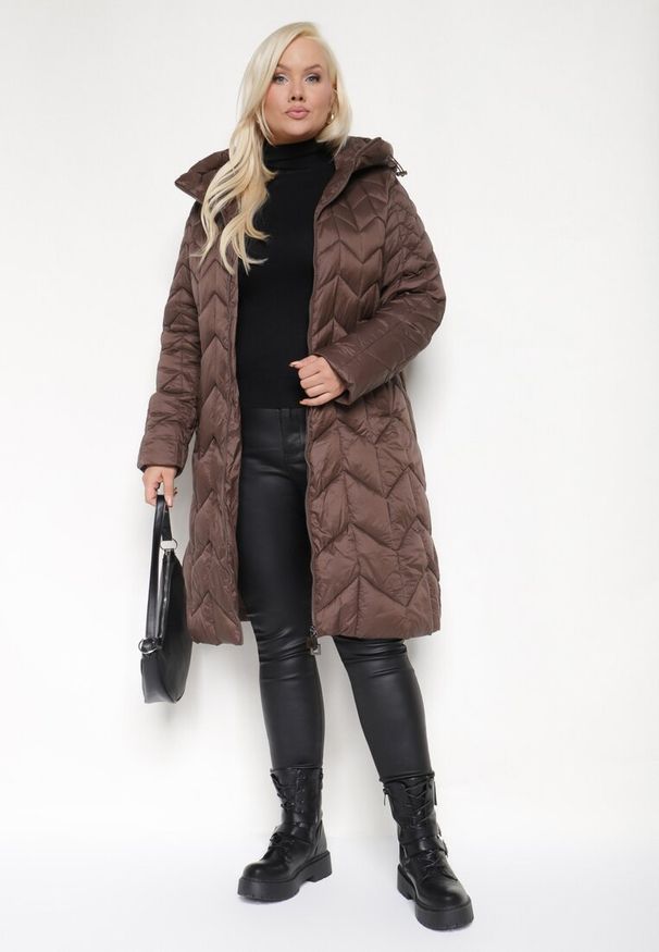 Born2be - Brązowa Długa Kurtka z Ozdobnym Pikowanym Przeszyciem i Kapturem Pretini. Okazja: na co dzień. Kolekcja: plus size. Kolor: brązowy. Materiał: jeans. Długość rękawa: długi rękaw. Długość: długie. Styl: elegancki, casual, klasyczny