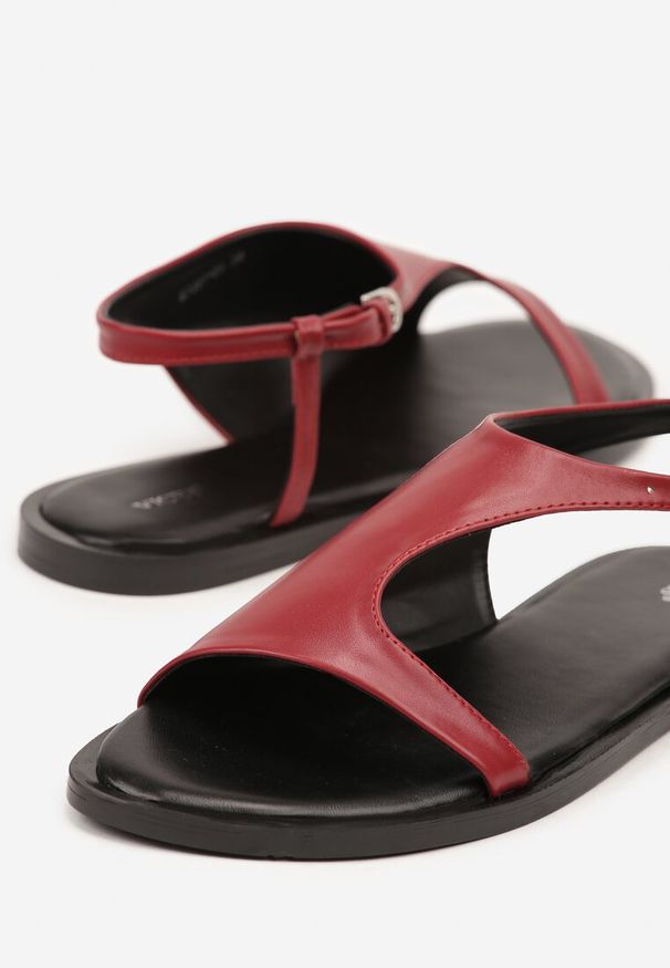 Renee - Czerwone Asymetryczne Sandały Vices ze Sprzączką Merilda. Okazja: na randkę, na co dzień. Zapięcie: sprzączka. Kolor: czerwony. Materiał: len. Sezon: wiosna, lato. Styl: elegancki, casual