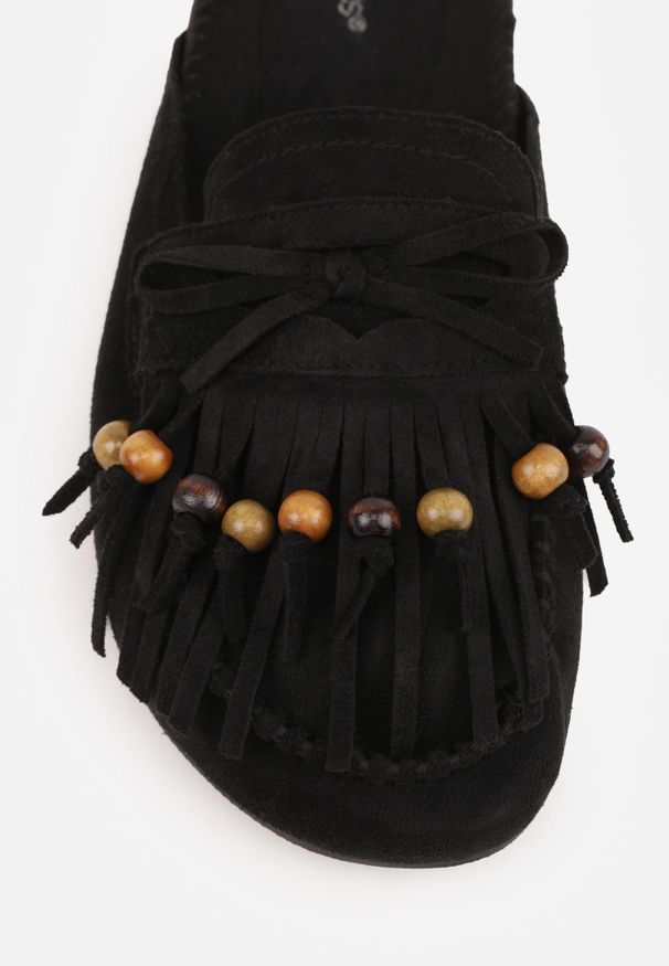 Renee - Czarne Klapki VICES Mule Ozdobione Frędzlami Koralikami i Kokardą Eathelena. Okazja: na plażę. Kolor: czarny. Wzór: aplikacja. Sezon: lato