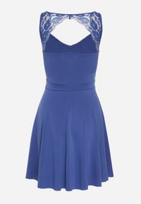 Born2be - Granatowa Rozkloszowana Sukienka na Ramiączkach z Koronkowym Wycięciem na Plecach Devantia. Okazja: na randkę, na ślub cywilny, na wesele. Kolor: niebieski. Materiał: koronka. Długość rękawa: na ramiączkach. Wzór: koronka. Sezon: lato. Typ sukienki: rozkloszowane. Styl: elegancki, klasyczny #5