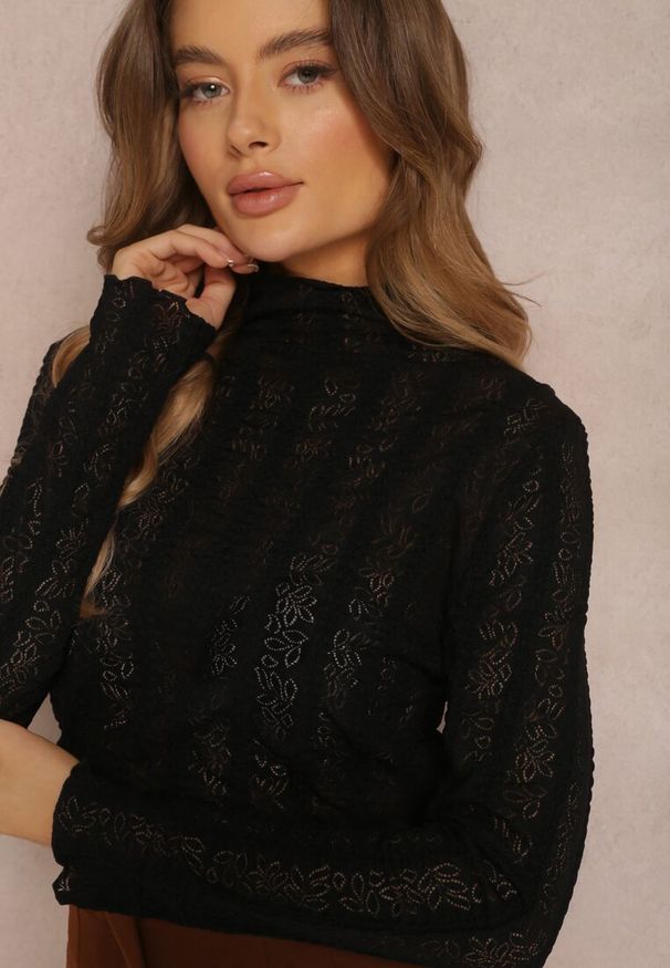 Renee - Czarna Bluzka z Ażurowymi Drobnymi Wycięciami Sophanne. Okazja: na co dzień. Typ kołnierza: kołnierzyk stójkowy. Kolor: czarny. Materiał: skóra, jeans. Długość rękawa: długi rękaw. Długość: długie. Wzór: ażurowy. Styl: klasyczny, elegancki, casual