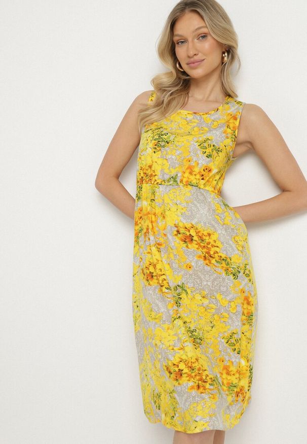Born2be - Żółta Sukienka w Kwiaty o Rozkloszowanym Kroju na Szerokich Ramiączkach Naivoriel. Okazja: na co dzień. Typ kołnierza: dekolt w serek. Kolor: żółty. Materiał: zamsz. Długość rękawa: na ramiączkach. Wzór: kwiaty. Typ sukienki: rozkloszowane. Styl: casual, elegancki