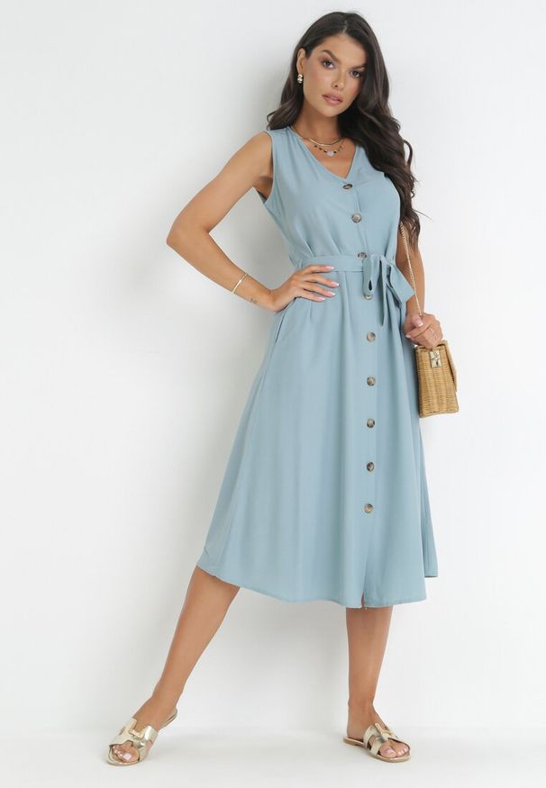 Born2be - Jasnoniebieska Trapezowa Sukienka z Wiązanym Paskiem Brystia. Kolor: niebieski. Materiał: materiał. Sezon: wiosna, lato. Typ sukienki: trapezowe