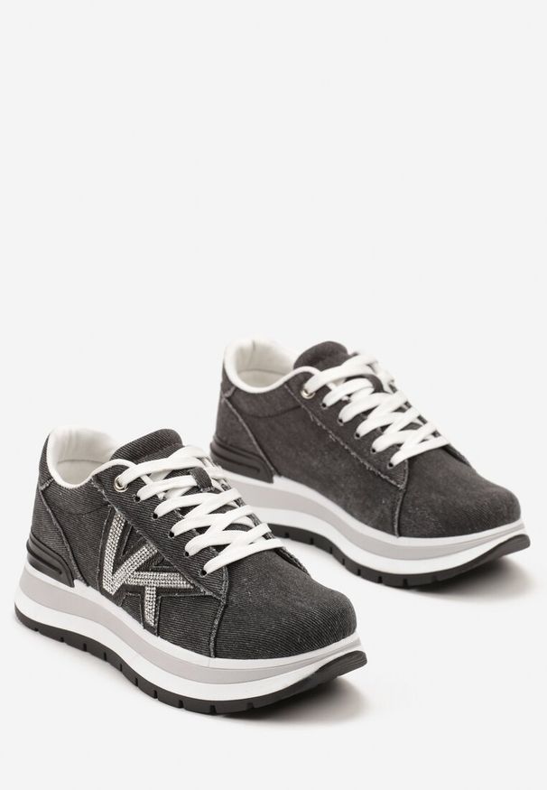 Born2be - Czarne Sneakersy na Niewysokiej Platformie Ozdobione Naszywką z Cyrkonii Velapria. Okazja: na co dzień, na spotkanie biznesowe. Zapięcie: sznurówki. Kolor: czarny. Materiał: jeans. Wzór: aplikacja. Obcas: na platformie