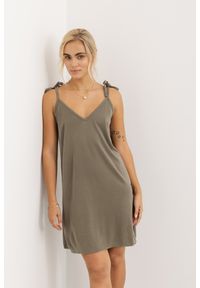 SUKIENKA KELLY KHAKI S - Flawless. Okazja: na spotkanie biznesowe, do pracy. Kolor: brązowy. Materiał: len, materiał, tkanina. Długość rękawa: na ramiączkach. Sezon: lato. Typ sukienki: proste, koszulowe, sportowe. Styl: sportowy, wakacyjny, biznesowy. Długość: mini