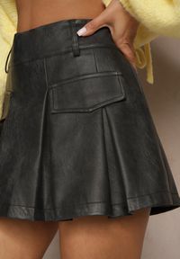 Renee - Czarne Spódnico-Szorty High Waist z Ekoskóry Ozdobione Imitacją Kieszeni Silezi. Stan: podwyższony. Kolor: brązowy. Wzór: aplikacja. Styl: elegancki