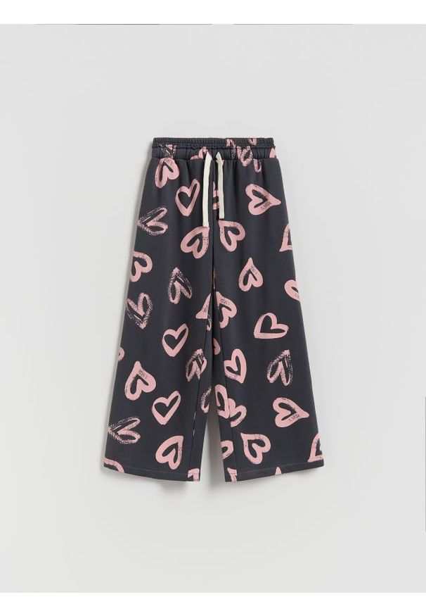 Reserved - Spodnie dresowe z nadrukiem - ciemnoszary. Kolor: szary. Materiał: dresówka. Wzór: nadruk